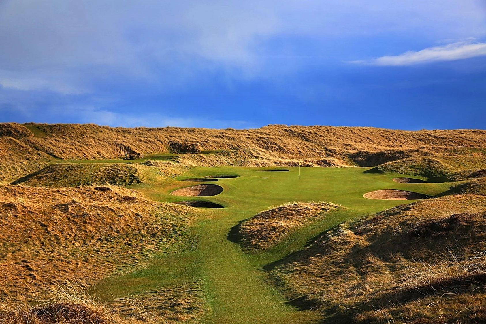 Royal Aberdeen 8th green with dune ridge in the background