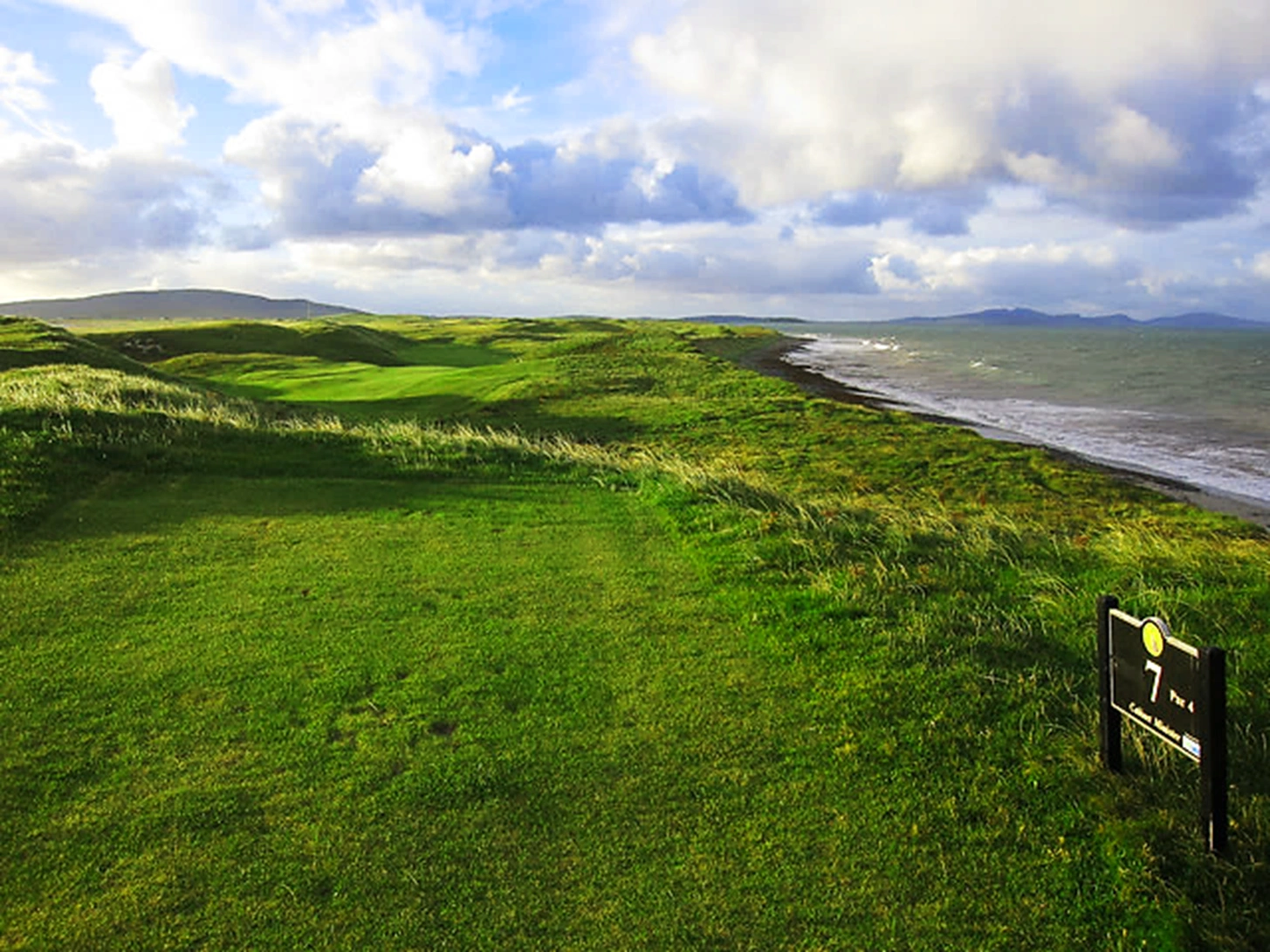 7th tee at Askernish with sea to the right and rough fairway ahead