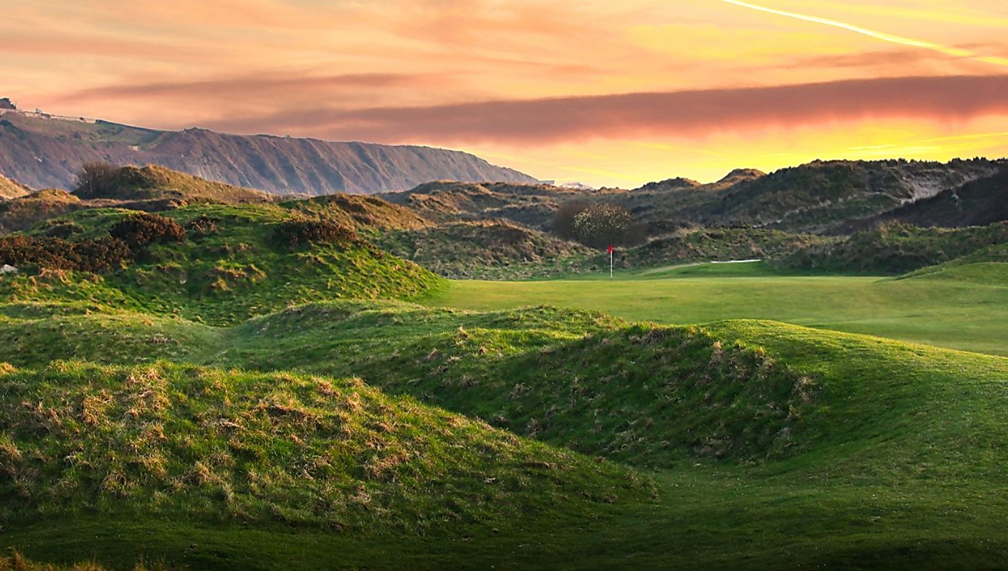 Royal St Davids golf course with mountains in the background