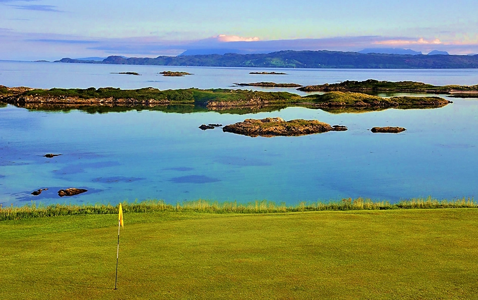 2nd green at Traigh with turquoise sea behind