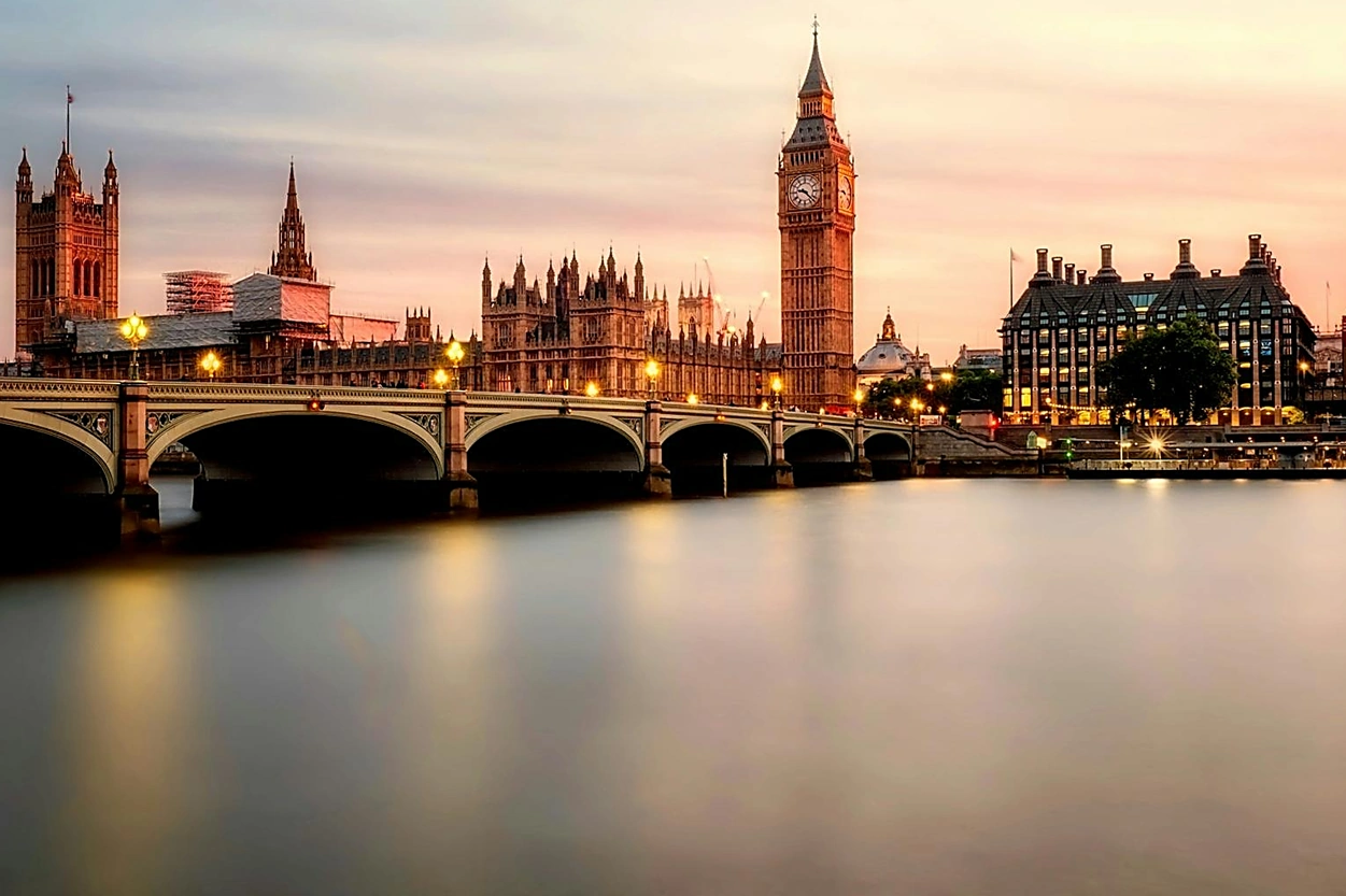 The Elizabeth clocktower 'big ben' overlooking the Thames